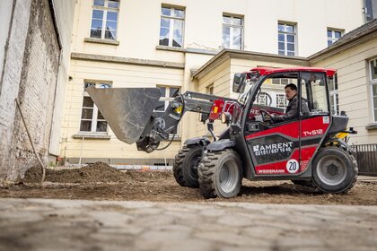 Radlader im Einsatz auf einer Baustelle